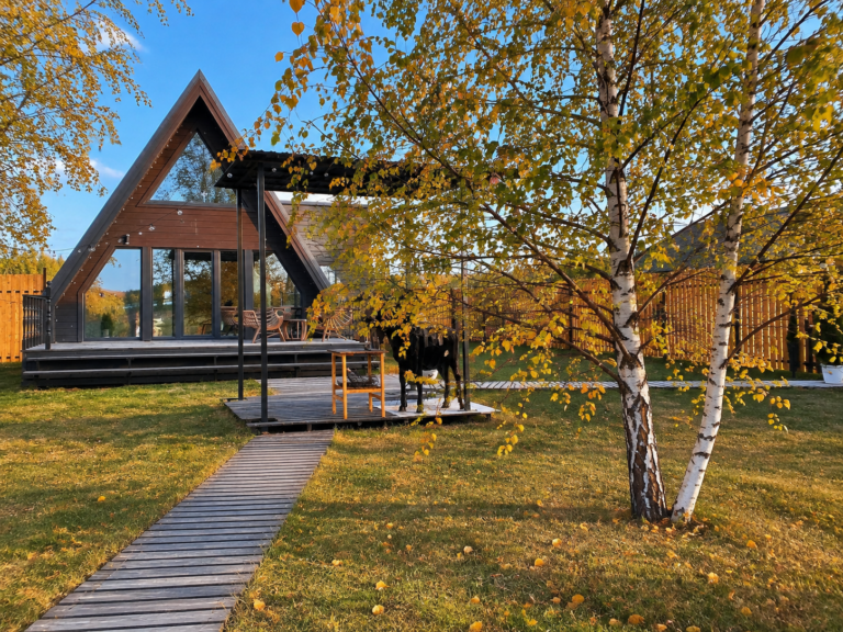 Осенний сад у современного A-frame дома